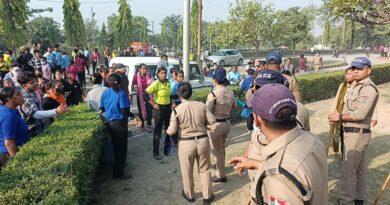 सिडकुल पंतनगर में श्रमिक कई दिन से अपनी मांगों को लेकर धरना-प्रदर्शन कर रहे हैं, आज अचानक धरना प्रदर्शन उग्र हो गया