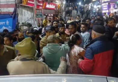 मसूरी माल रोड बैरियर पर दो दंपतियों के बीच जमकर हुई हाथापाई और गाली गलौज, जानिए पूरा मामला