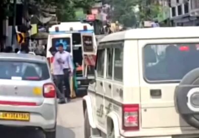 श्रीकोट बेस हॉस्पिटल के समीप बिना चालक के दौड़ पड़ी एंबुलेंस, 3 गाड़ियों को मारी टक्कर