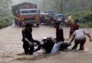 रामनगर में रिंगौड़ा उफनते नाले में युवकों ने दौड़ा दी बाइक, बाल-बाल बची जान, देखें वीडियो
