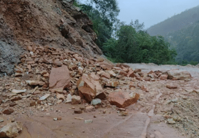 पिथौरागढ़ में बारिश का कहर, एक दर्जन सड़कें बंद, स्कूल पहुंच गए बच्चे, तब पता चला आज छुट्टी है