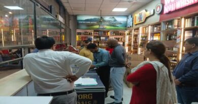 देहरादून में शराब की दुकानों पर देर रात ताबड़तोड़ छापेमारी, ओवररेटिंग समेत कई अनियमितताएं मिलीं