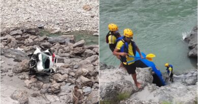 देवप्रयाग: चंडीगढ़ से रुद्रप्रयाग जा रही हरियाणा नंबर की कार अनियंत्रित होकर गहरी खाई में गिरी, दो मौतें